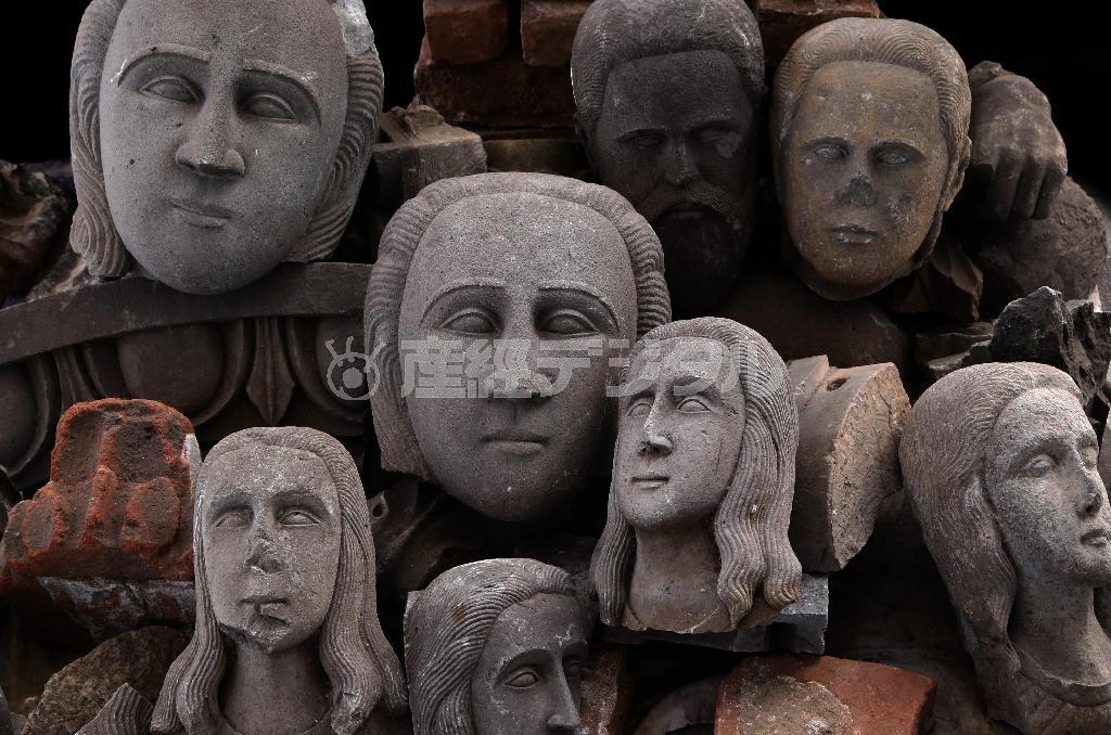 浦上天主堂に併設された原爆資料室に展示されている聖人像の頭部。原爆で大聖堂は倒壊、多くの聖人像も被害を受けたという＝２０１５年７月３０日、長崎県長崎市（松本健吾撮影）