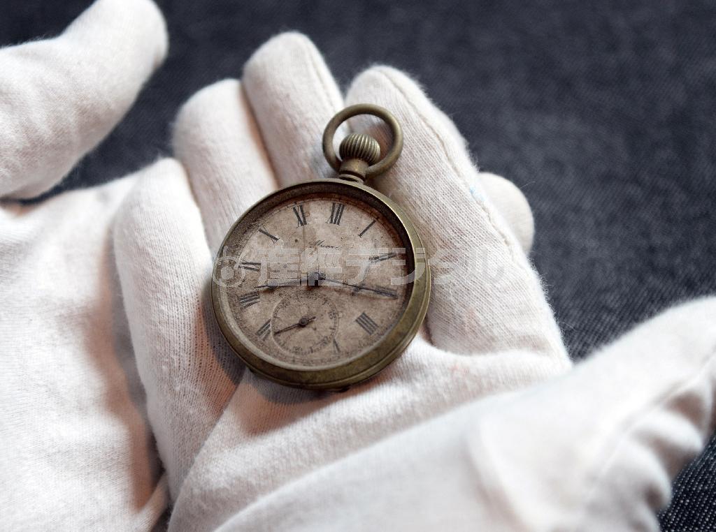 運命の８時１５分。二川謙吾さん（当時５９）は、爆心地から１６００メートルで被爆した。右肩から背後および頭部に大やけどを負い、８月２２日に死亡した。この時計は息子の一夫さんから贈られた大切なもので、肌身離さず持ち歩いていた（広島平和記念資料館収蔵資料「懐中時計」二川一夫氏寄贈）２０１５年７月２２日（奈須稔撮影）