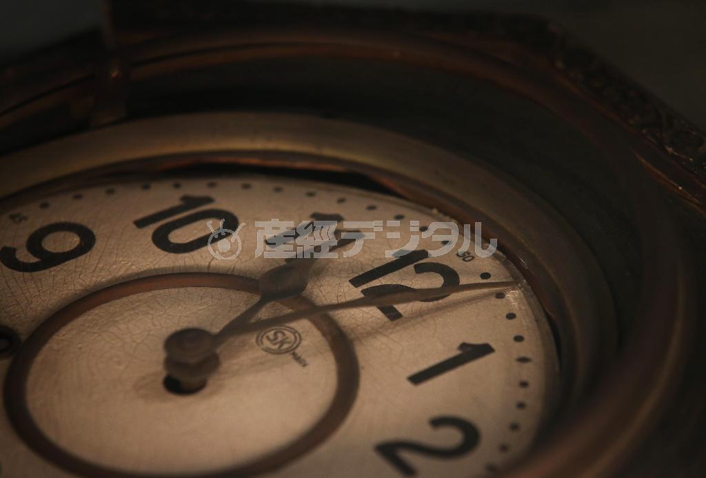 長崎原爆資料館に展示されている原爆投下時刻の午前１１時２分を指したまま止まった柱時計。爆心地から南へ約２．８キロの民家で見つかった＝２０１５年８月１日、長崎県長崎市（松本健吾撮影）