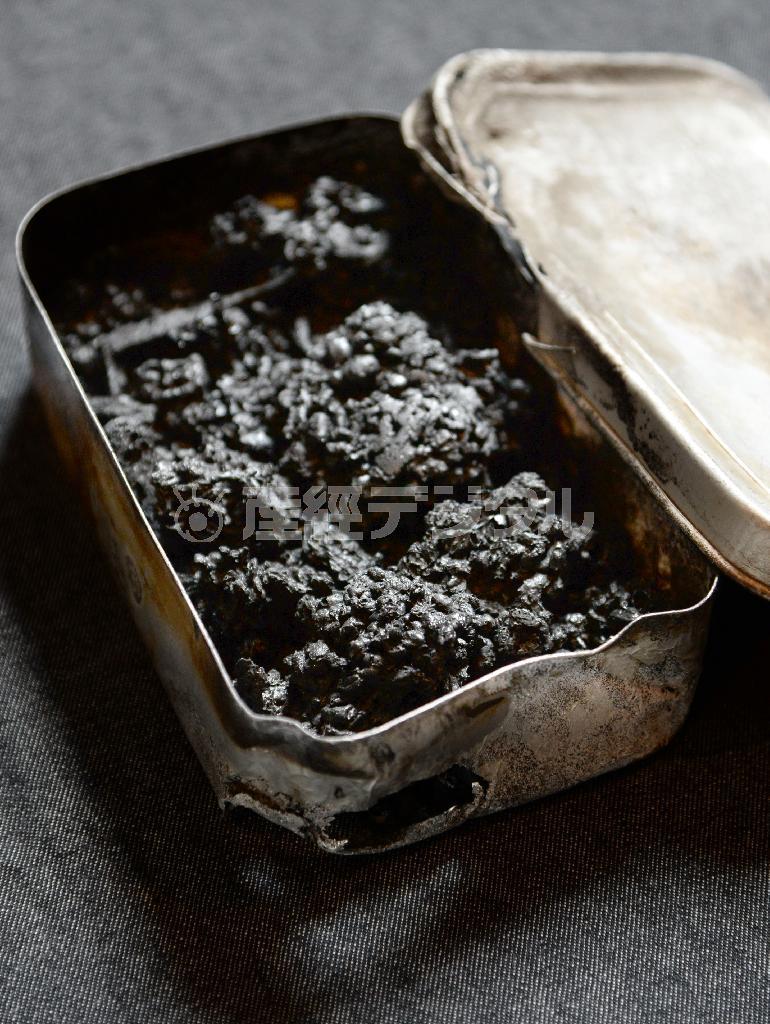 広島県立広島第二中１年だった折免滋さん（当時１３）は、爆心地から６００メートルの市内の建物疎開作業現場で被爆した。母親のシゲコさんは、破壊された街を必死で捜索、９日早朝、滋さんの遺体と、遺体に抱えられた真っ黒に焼けた弁当箱と水筒を発見した（広島平和記念資料館収蔵資料「弁当箱」折免シゲコ氏寄贈）＝２０１５年７月２２日（奈須稔撮影）