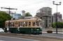 ７０年前の広島を走っていた「被爆電車」は、いまも３両が現役。そのうちの１両が原爆投下の目標地点となった「相生橋」を走った＝２０１５年７月２４日、広島県広島市中区（奈須稔撮影）