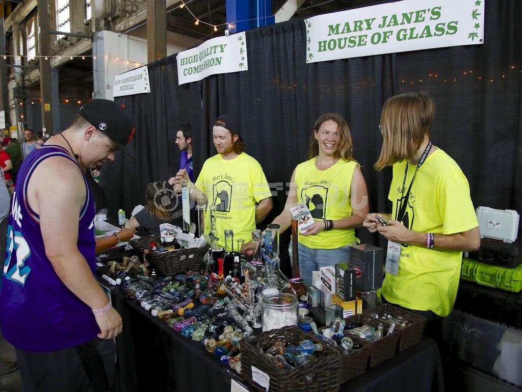 ７月から嗜好目的での大麻使用も合法化された米オレゴン州のポートランドで、大麻グッズの品定めをする愛好者（左）。全米での潮流となった大麻合法化だが、ニューヨーク市では社会的副作用も問題化している＝２０１５年７月３日（ロイター）
