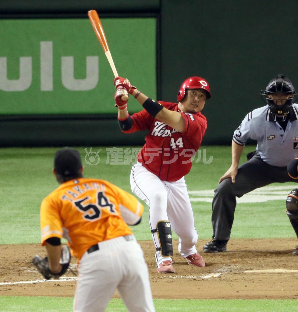 八回、本塁打を放った広島・松山竜平＝２０１５年８月８日、東京都文京区・東京ドーム（塩浦孝明撮影）