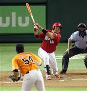 八回、本塁打を放った広島・松山竜平＝２０１５年８月８日、東京都文京区・東京ドーム（塩浦孝明撮影）