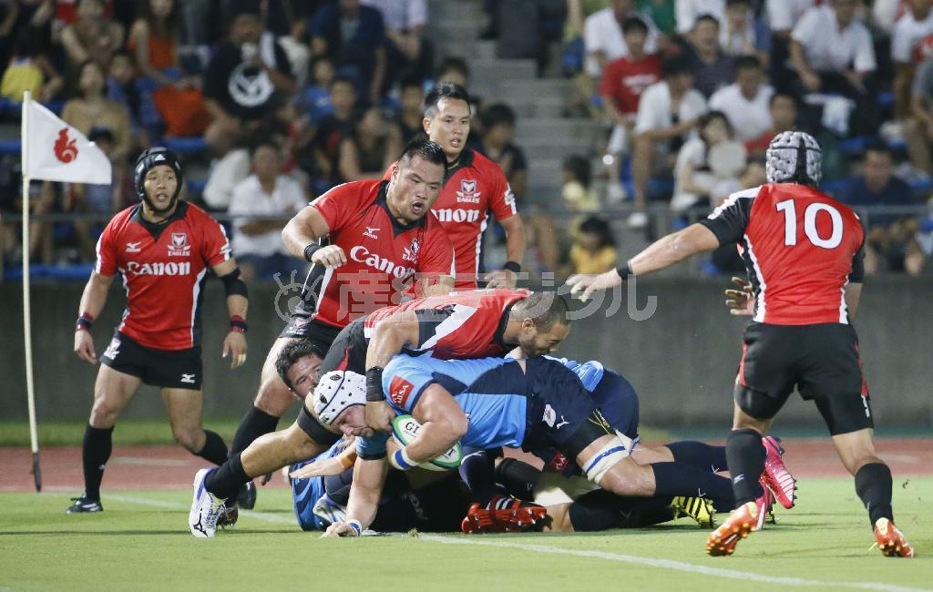 南アフリカのブルズの選手（中央下）にトライを決められるキヤノン＝２０１５年７月３１日、東京都町田市の町田市陸上競技場（共同）