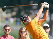 第２ラウンド、通算４オーバーで４９位の松山英樹。１１番でティーショットを放つ＝２０１５年８月７日、米オハイオ州アクロンのファイアストーンＣＣ（共同）