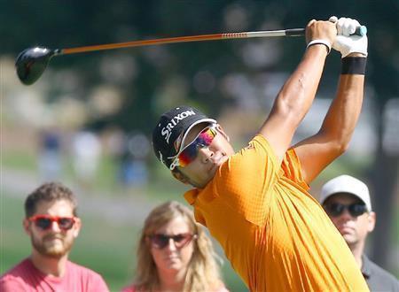 第２ラウンド、通算４オーバーで４９位の松山英樹。１１番でティーショットを放つ＝２０１５年８月７日、米オハイオ州アクロンのファイアストーンＣＣ（共同）