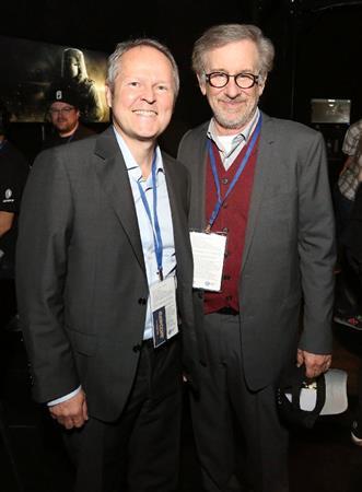 スティーブン・スピルバーグ監督（右）＝２０１５年６月１８日、米カリフォルニア州ロサンゼルス（ＡＰ）