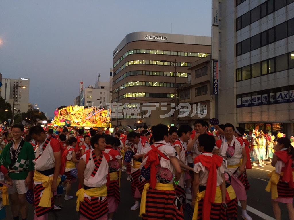 いよいよ祭がはじまる。熱気が四方八方から伝わる＝２０１５年８月４日（幅允孝さん撮影）