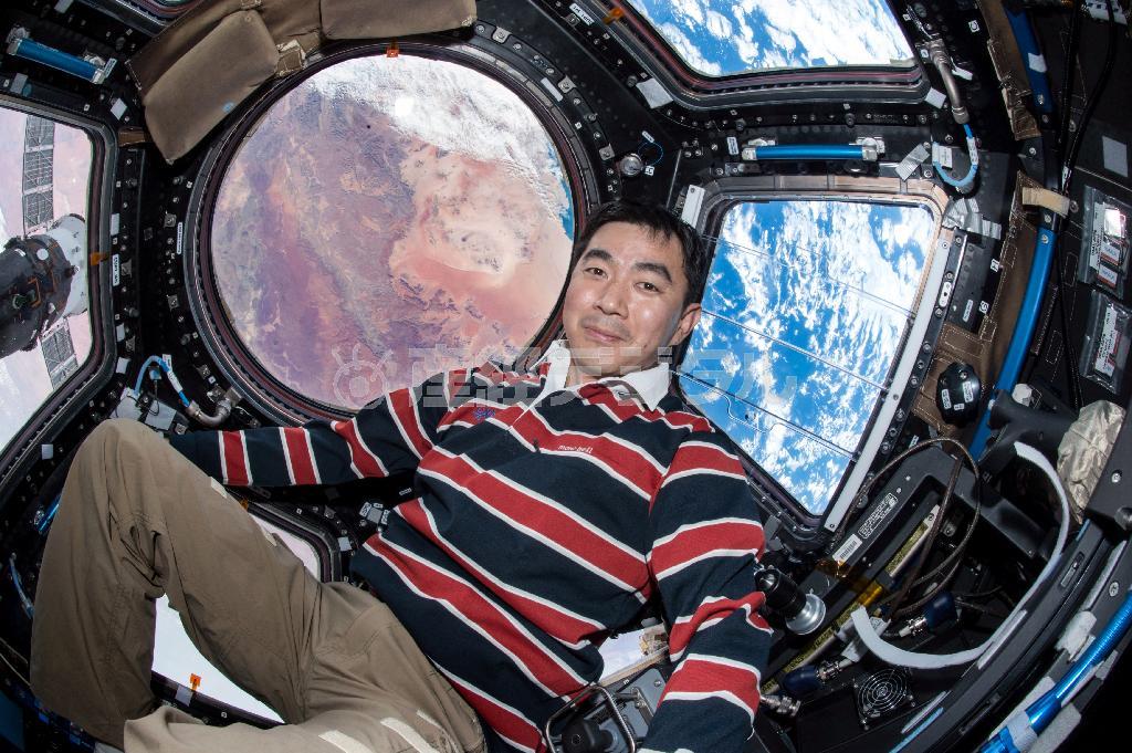 国際宇宙ステーション（ＩＳＳ）に到着直後の油井亀美也（ゆい・きみや）さん。窓の外には地球が見える＝２０１５年（ＪＡＸＡ・ＮＡＳＡ提供）