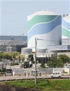 再稼働を目前に控えた九州電力川内原発のゲート付近。厳戒態勢の中、関係車両がせわしなく出入りしていた＝３日午後、鹿児島県薩摩川内市（緒方優子撮影）