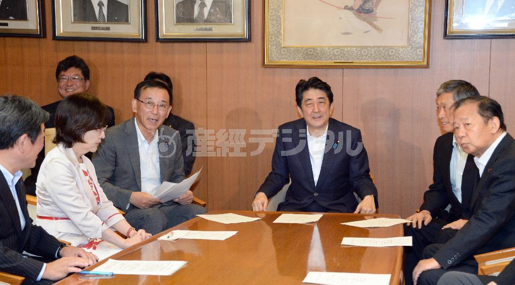 役員会に臨む（右から）二階（にかい）俊博総務会長、高村（こうむら）正彦副総裁、安倍晋三（しんぞう）首相、谷垣禎一（さだかず）幹事長、稲田朋美政調会長、茂木（もてぎ）敏充選対委員長＝２０１５年８月３日、東京都千代田区永田町の自民党本部（酒巻俊介撮影）