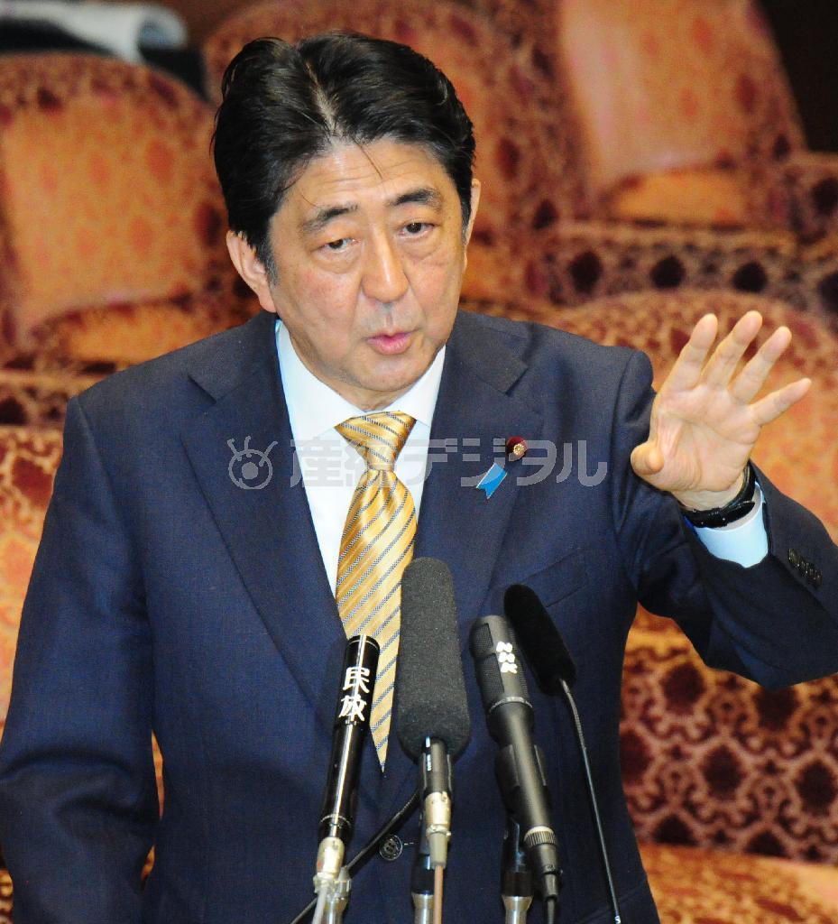 参院平和安全法制特別委員会で、米国による盗聴疑惑について「事実であれば同盟国として極めて遺憾」と答弁した安倍晋三（しんぞう）首相＝２０１５年８月４日、参院第１委員会室（斎藤良雄撮影）