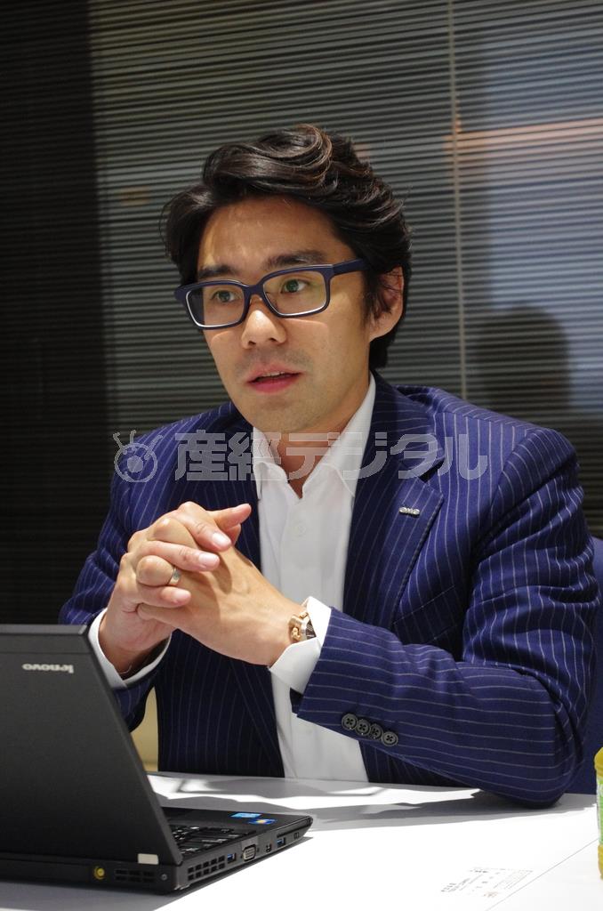 インタビューに答えるネット専業大手のＧＭＯクリック証券取締役の山本樹（たつき）さん＝２０１５年７月２８日（佐藤克史撮影）