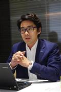インタビューに答えるネット専業大手のＧＭＯクリック証券取締役の山本樹（たつき）さん＝２０１５年７月２８日（佐藤克史撮影）