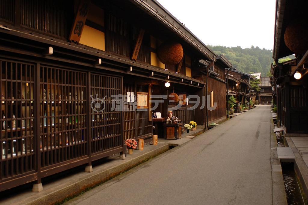 江戸時代以来の佇まいを残し、「飛騨の小京都」とも呼ばれる飛騨高山＝２０１０年７月２日、岐阜県高山市（提供写真）