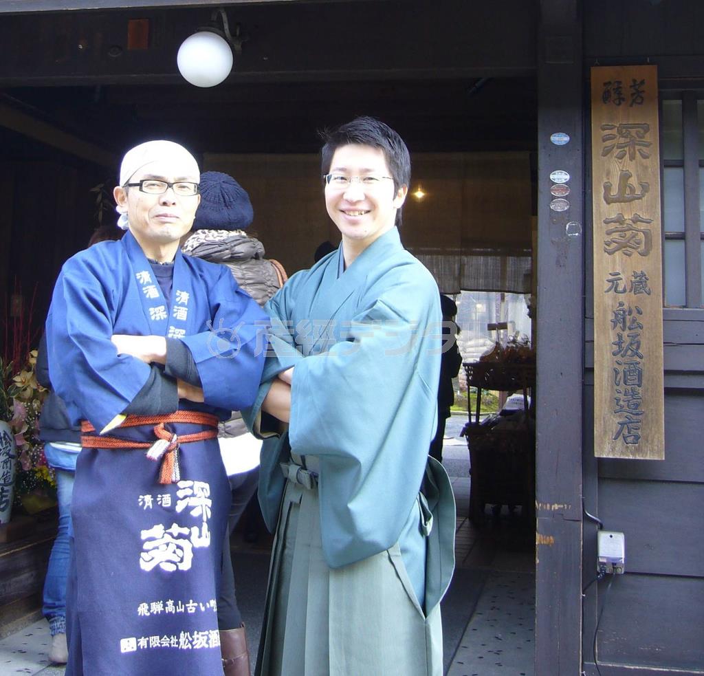 有巣弘城（ありす・ひろき）さん（右）と杜氏＝２０１３年１２月９日（提供写真）