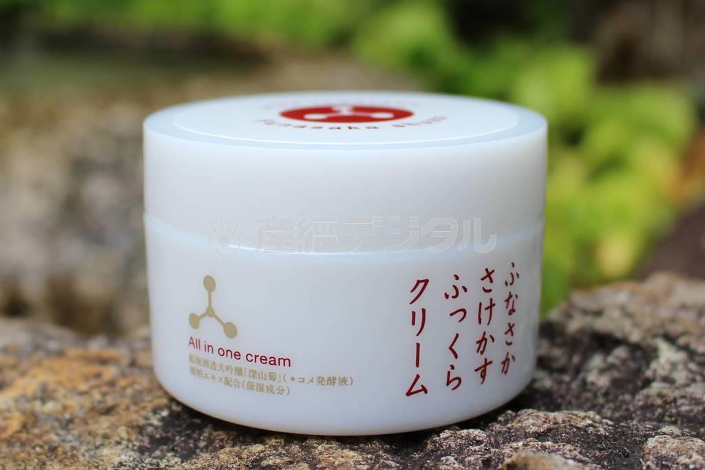 ふなさかさけかすふっくらクリーム。大吟醸「深山菊」（コメ発酵液）。酒粕エキス配合（※保湿成分）。８０グラム、２３２０円（税込み価格、提供写真）