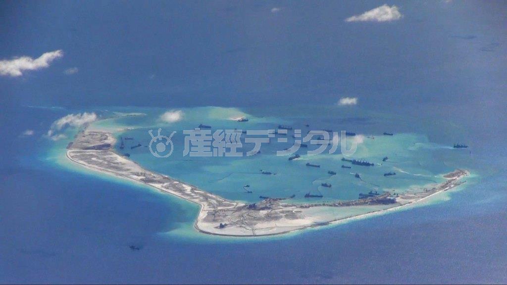 南シナ海スプラトリー諸島のミスチーフ礁周辺で人工島の造成を進める中国の浚渫船。米海軍が哨戒機から撮影し、２０１５年５月２１日に公表した（ロイター）