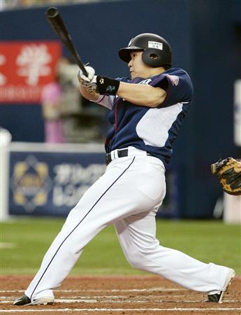 八回西武２死、中村剛也（たけや）が左越えにプロ野球単独最多記録となる通算１６本目の満塁本塁打を放つ＝２０１５年８月９日、大阪府大阪市西区の京セラドーム（共同）