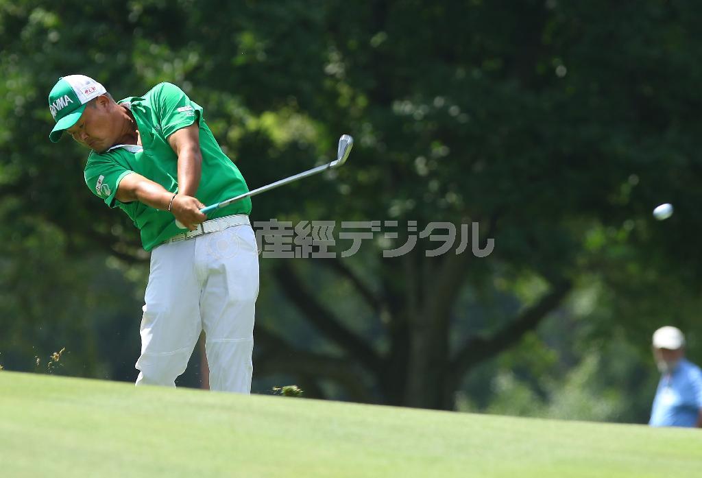 第３ラウンド、１６番でショットを放つ小田孔明（こうめい）。通算４オーバーの４５位＝２０１５年８月８日、米オハイオ州アクロンのファイアストーンＣＣ（共同）