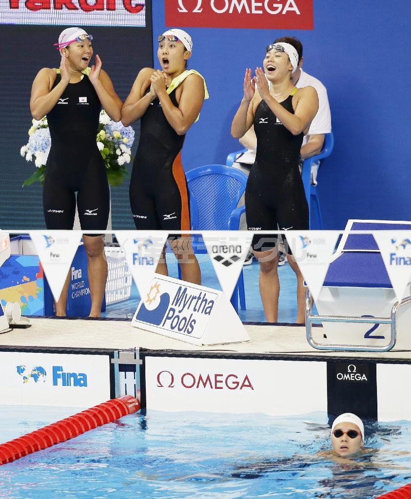 女子４００メートルメドレーリレー予選で決勝進出を決め喜ぶ（左から）赤瀬紗也香、渡部香生子（わたなべ・かなこ）、星奈津美（ほし・なつみ）。右下はアンカーの内田美希＝２０１５年８月９日、ロシア連邦・タタールスタン共和国カザニ（共同）