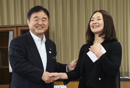 新国立競技場についてのアスリートからのヒアリングで遠藤利明五輪相（左）と握手をするパラリンピック陸上選手、佐藤真海（まみ）さん＝２０１５年７月３０日、東京都千代田区（共同）