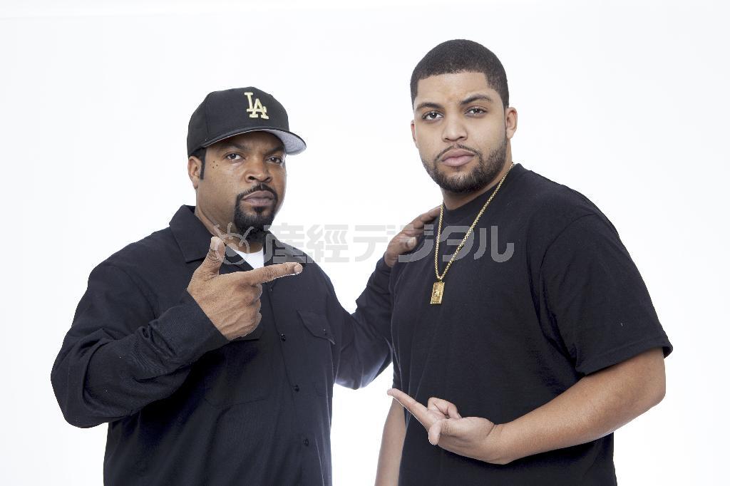 米ラップ歌手・俳優、アイス・キューブさん（左）の息子でラップ歌手のオシェイ・ジャクソン・ジュニアさん＝２０１５年８月２日、米カリフォルニア州ビバリーヒルズ（ＡＰ）