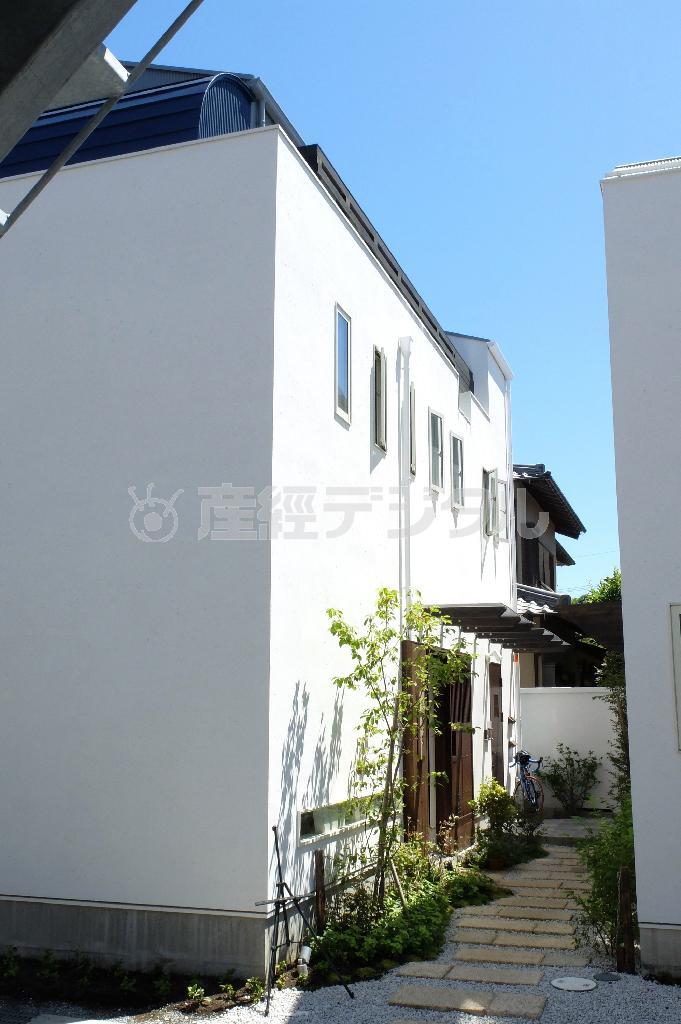 内田正泰記念アートギャラリーの外観。白い瀟洒（しょうしゃ）なギャラリーは隣のシェアハウスと一体となった作りになっている＝２０１５年７月１４日、神奈川県鎌倉市長谷（田中幸美撮影）