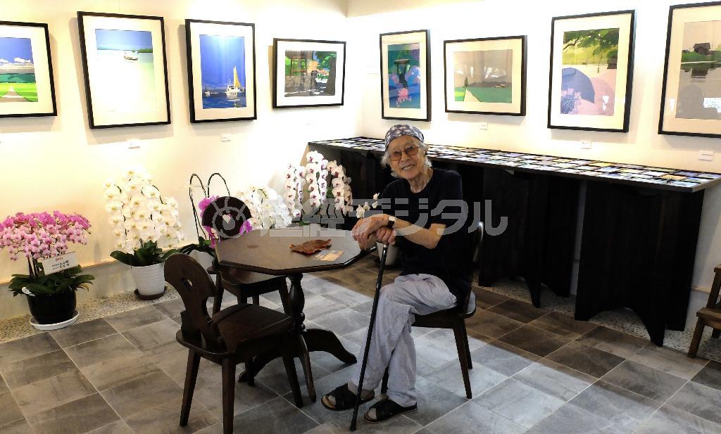 「鎌倉の町のにおいが大好き。自然と一緒に住んでいるという空気を感じて創作したい」と話すはり絵画家の内田正泰さん。鎌倉に引っ越して、いっそう創作意欲がわいたという＝２０１５年７月１４日、神奈川県鎌倉市の「内田正泰記念アートギャラリー」（田中幸美撮影）