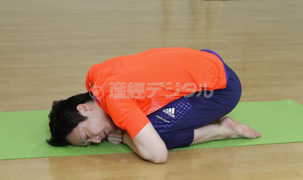 胎児のポーズ＝２０１５年７月９日（田中幸美撮影）