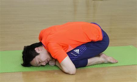 胎児のポーズ＝２０１５年７月９日（田中幸美撮影）