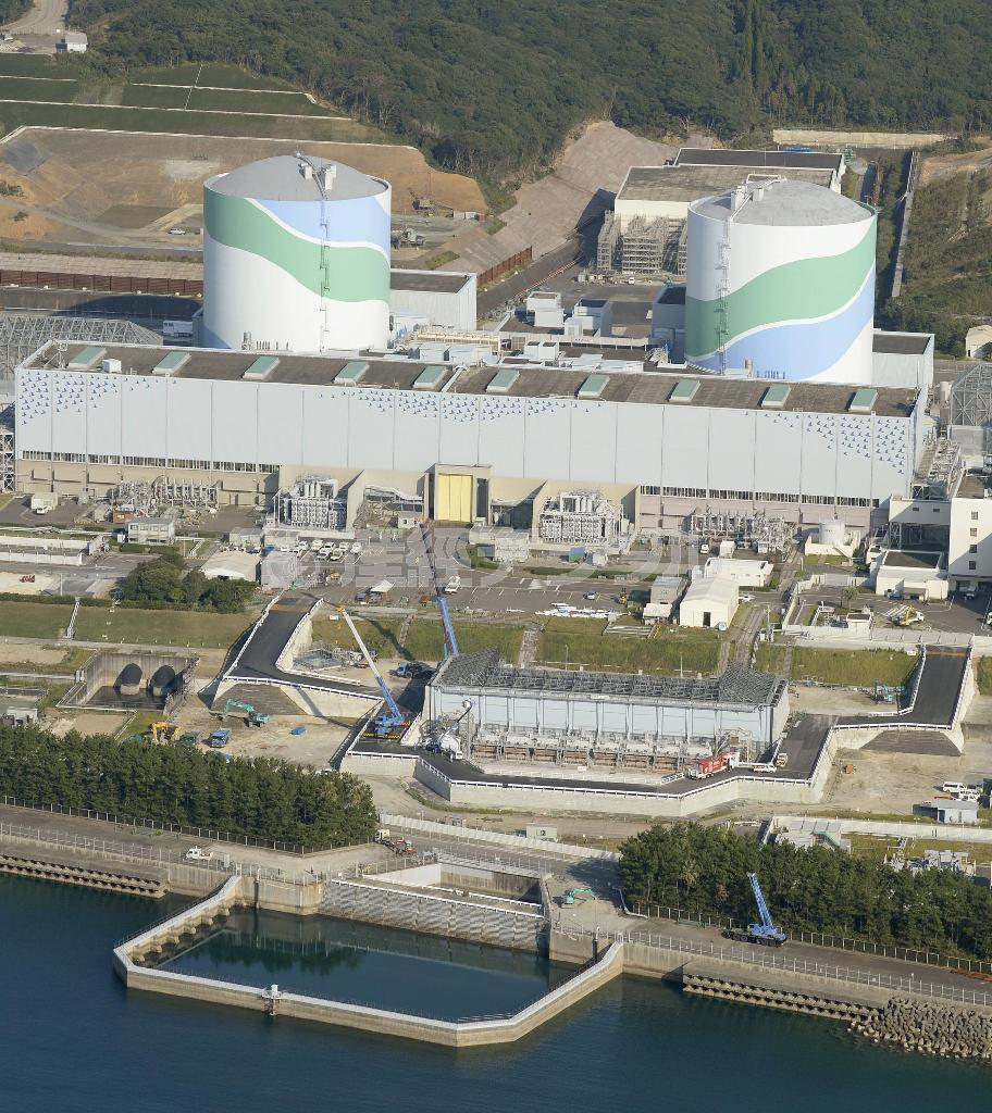 九州電力川内（せんだい）原発の１号機（右）と２号機＝２０１４年１０月、鹿児島県薩摩川内市（共同）