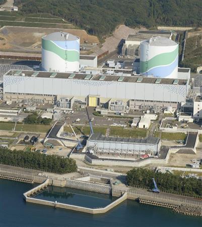 九州電力川内（せんだい）原発の１号機（右）と２号機＝２０１４年１０月、鹿児島県薩摩川内市（共同）
