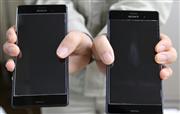 コーティング剤を塗った左のスマホだけ指紋がついていない