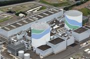 九州電力の川内原発１号機（左）と２号機＝７月、鹿児島県薩摩川内市