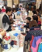 国際収支にも大きな影響を及ぼした中国人旅行者の「爆買い」＝２０１５年２月２３日、大阪市中央区（山田哲司撮影）