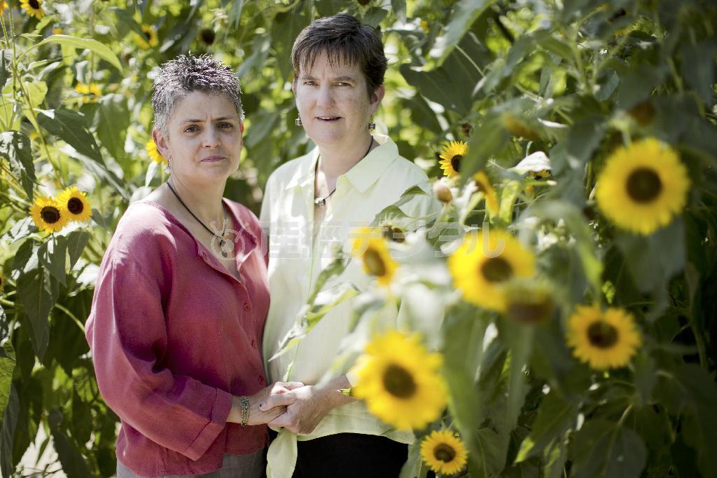 同性婚を理由に学校を解雇されたマージー・ウィンターズさん（右）とアンドレア・ベットーリさん＝２０１５年８月５日、米ペンシルバニア州グレンサイド（ＡＰ）