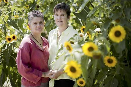 同性婚を理由に学校を解雇されたマージー・ウィンターズさん（右）とアンドレア・ベットーリさん＝２０１５年８月５日、米ペンシルバニア州グレンサイド（ＡＰ）