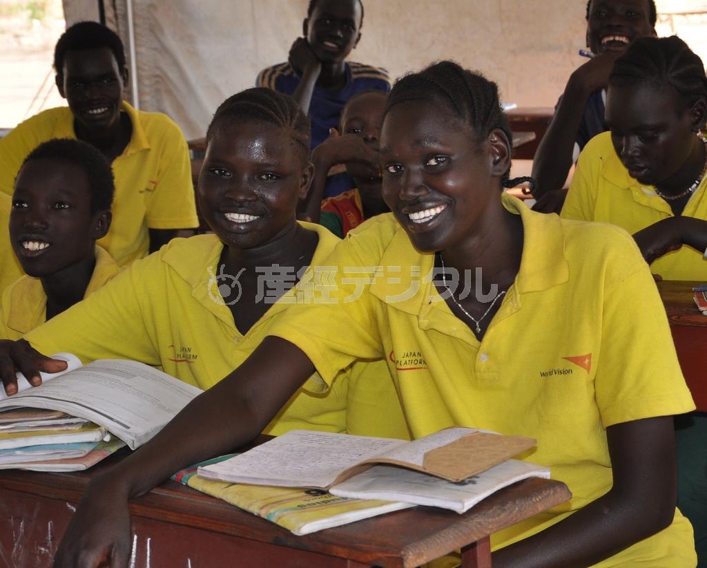 男の子だけでなく、女の子も学校に通う＝２０１５年３月１７日、エチオピア・ガンベラ州（ワールド・ビジョン・ジャパン撮影）