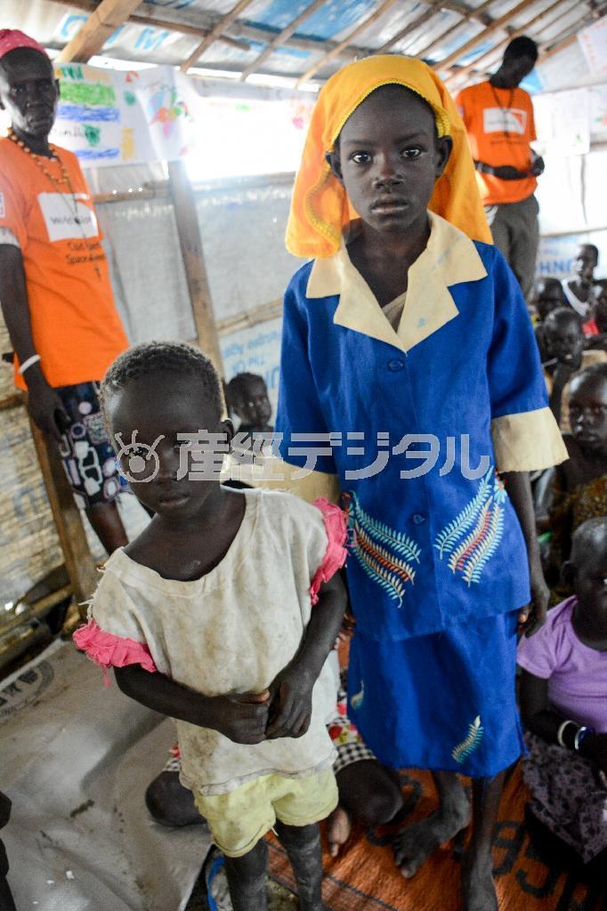 南スーダン国内で避難民生活を送る姉妹＝２０１４年７月９日（ワールド・ビジョン・ジャパン撮影）