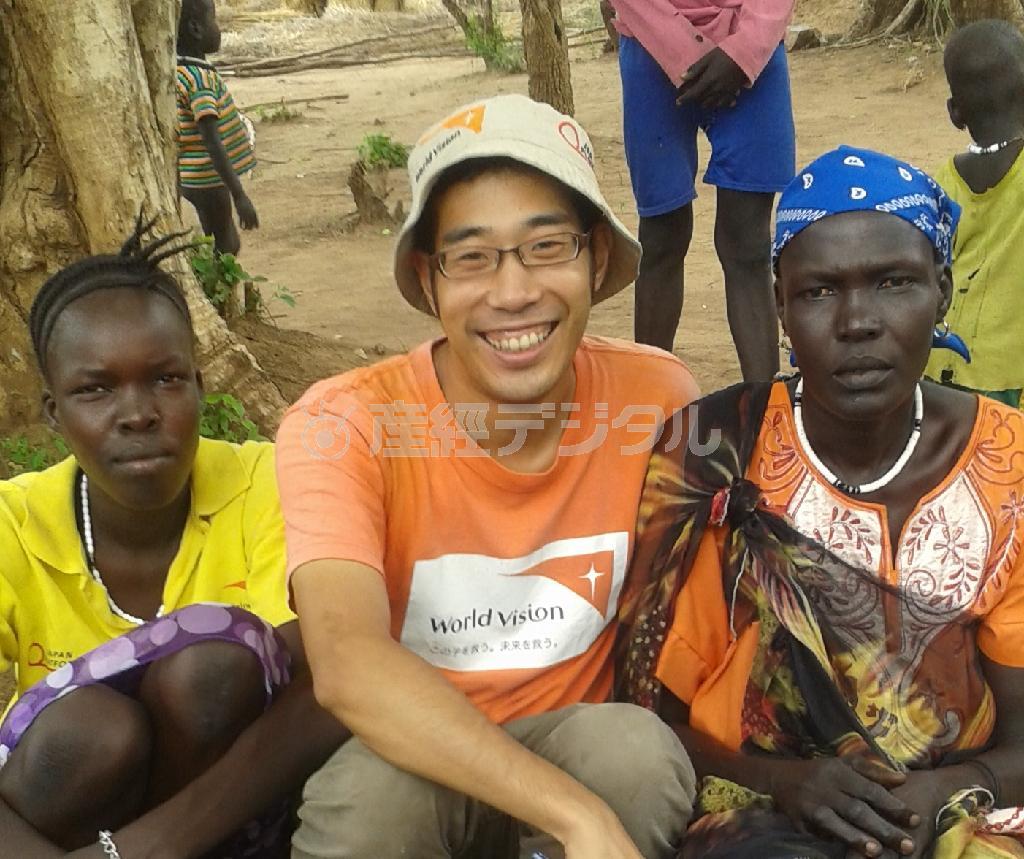 ワールド・ビジョン・ジャパンの村松良介さん（中央）＝２０１５年５月１８日、エチオピア・ガンベラ州（ワールド・ビジョン・ジャパン撮影）