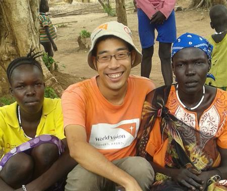 ワールド・ビジョン・ジャパンの村松良介さん（中央）＝２０１５年５月１８日、エチオピア・ガンベラ州（ワールド・ビジョン・ジャパン撮影）