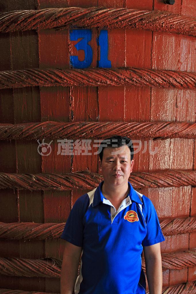 ヌックマムの醸造所で働く作業員＝２０１５年６月２７日、ベトナム・フーコック島（佐藤良一さん撮影）