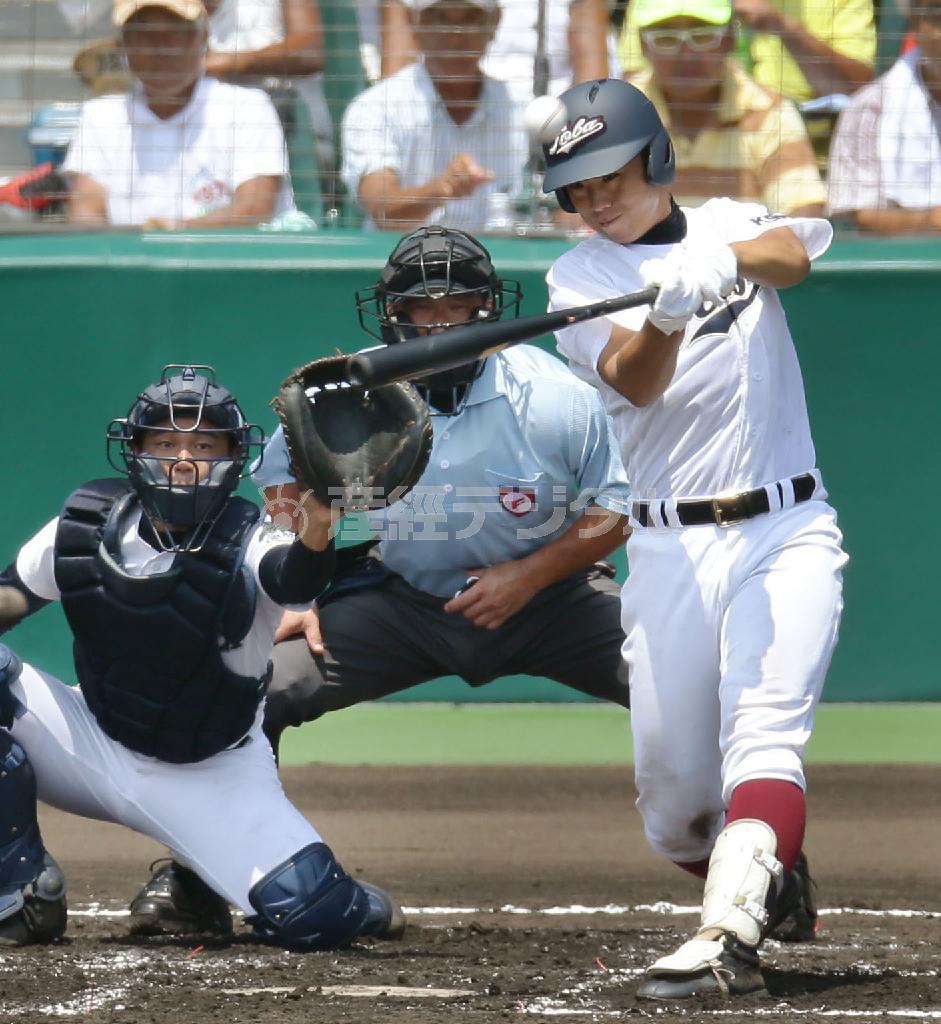 岡山学芸館戦の一回裏２死二塁で、先制の２点本塁打を放った鳥羽の小薗晋之介（右）＝２０１５年８月１０日、兵庫県西宮市・甲子園球場（共同）