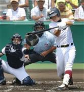 岡山学芸館戦の一回裏２死二塁で、先制の２点本塁打を放った鳥羽の小薗晋之介（右）＝２０１５年８月１０日、兵庫県西宮市・甲子園球場（共同）
