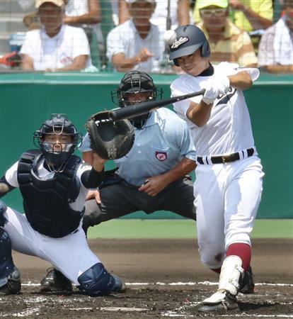 岡山学芸館戦の一回裏２死二塁で、先制の２点本塁打を放った鳥羽の小薗晋之介（右）＝２０１５年８月１０日、兵庫県西宮市・甲子園球場（共同）