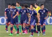 中国と引き分け、肩を落とす宇佐美貴史（中央）ら＝２０１５年８月９日、中国湖北省武漢市・武漢体育中心（中井誠撮影）