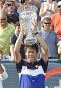 男子シングルスで優勝し、トロフィーを掲げる錦織圭（にしこり・けい）＝２０１５年８月９日、米国・首都ワシントン（ＡＰ）