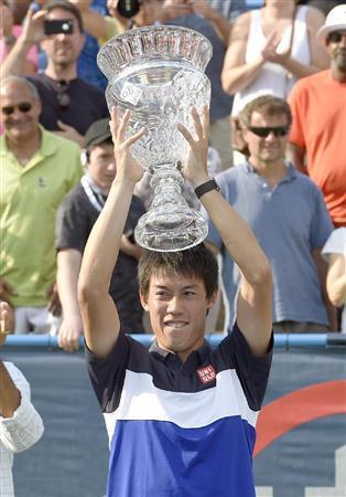 男子シングルスで優勝し、トロフィーを掲げる錦織圭（にしこり・けい）＝２０１５年８月９日、米国・首都ワシントン（ＡＰ）